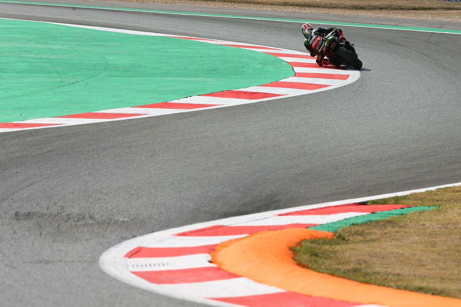 Rea keeps clear of Sykes ahead of World Superbike title shot