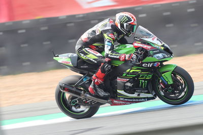 Rea di atas dalam pemanasan Donington yang cerah