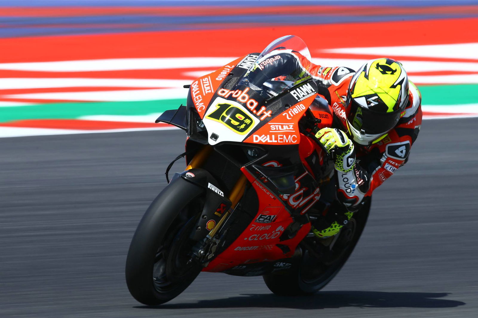 Rea fends off Bautista as rain disappears