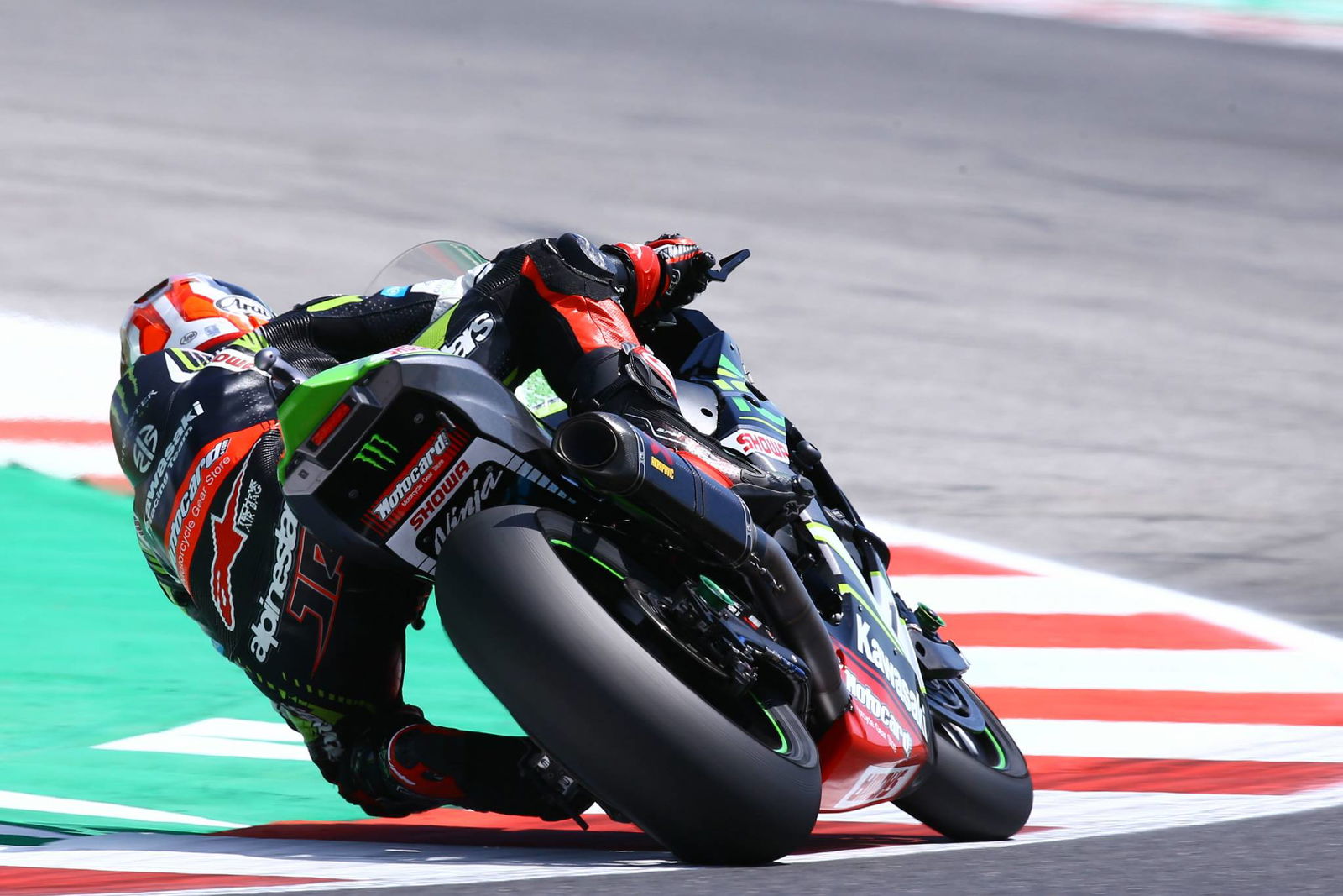 Rea fends off Bautista as rain disappears