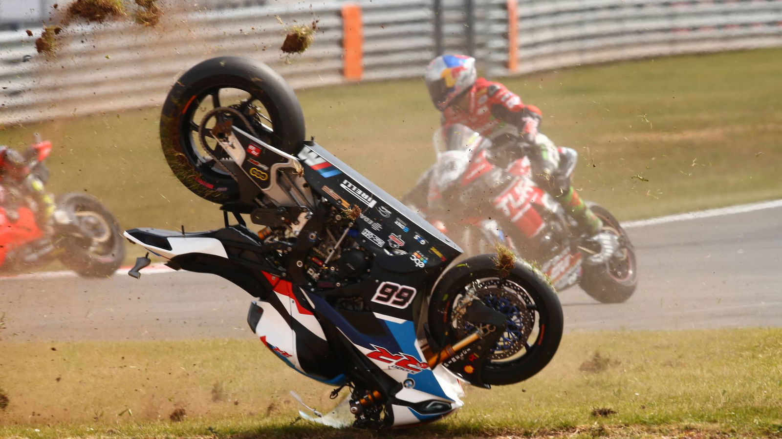 British rivals sympathise with Sykes after red flag debacle