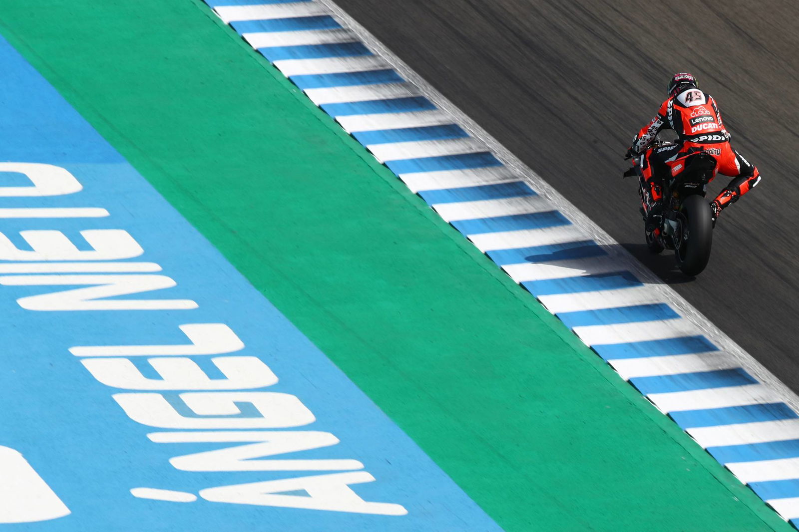 Redding mengirim pesan dengan kemenangan Jerez WorldSBK yang berkelas atas Rea