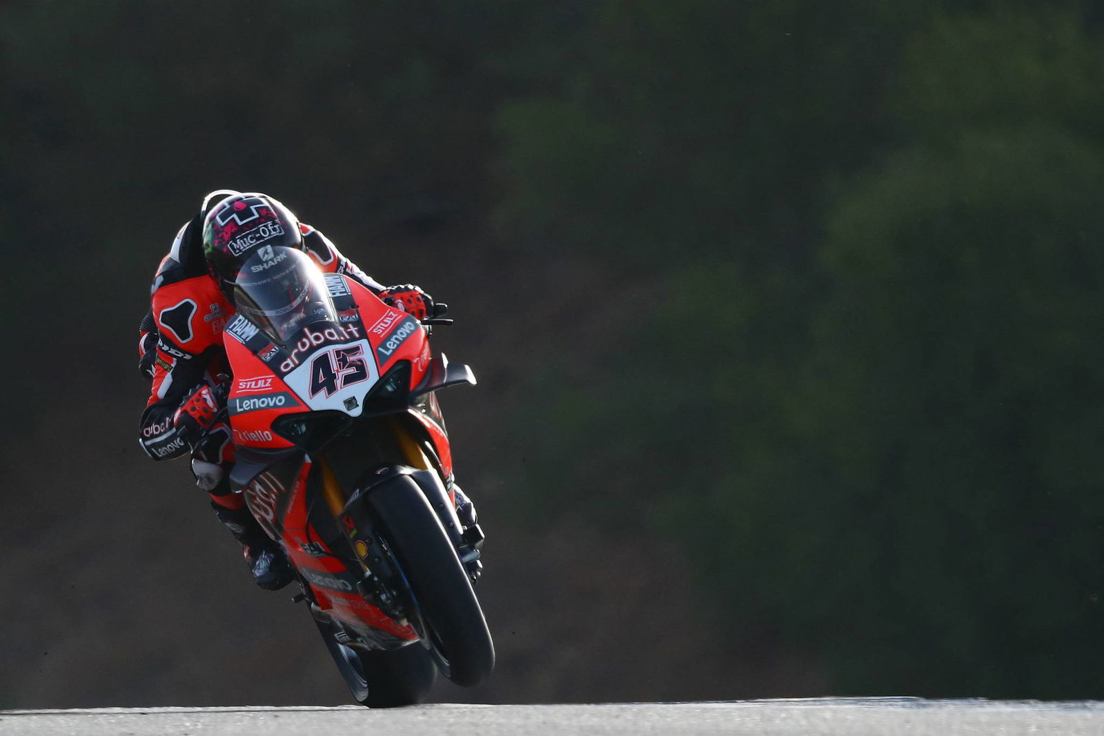 Redding powers to dominant win as Rea fades