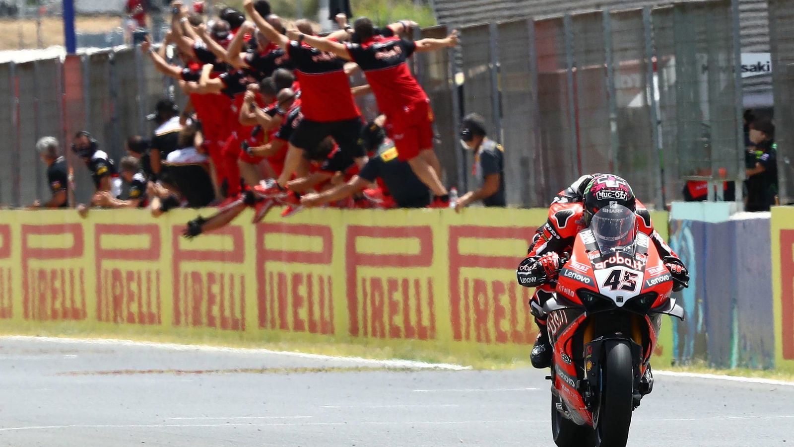 Redding powers to dominant win as Rea fades