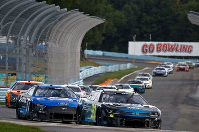 NASCAR Cup: Larson Kalahkan Elliott untuk Menang di The Glen