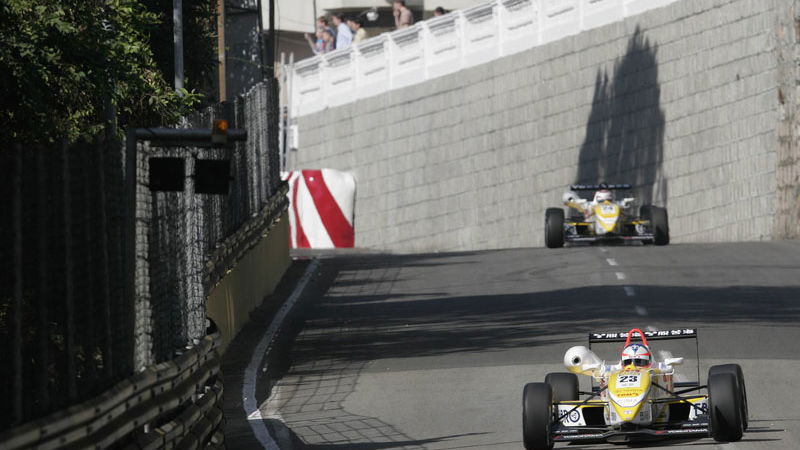 Kubica takes pole position for Macau Grand Prix.