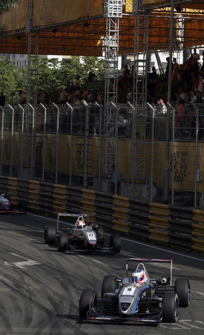 Hamilton takes top spot in Macau qualifying race.