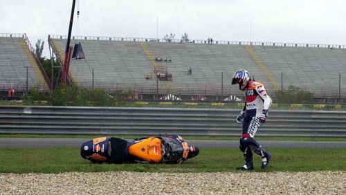 Criville crashes, girlfriend ordered home.