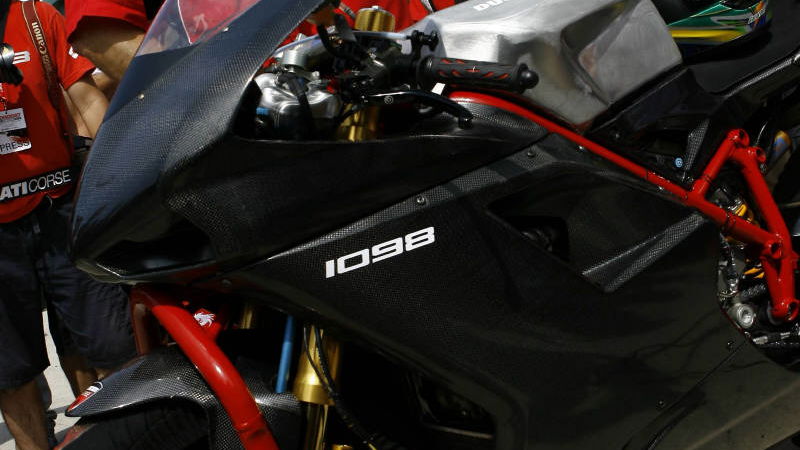FIRST PICTURES: Bayliss rides new 1098 racer.