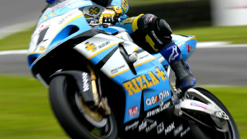 Fans tell Suzuki: Race in Rizla blue.