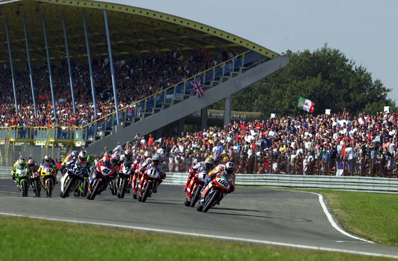 Vd Bosch breaks lap record on Supersport debut.