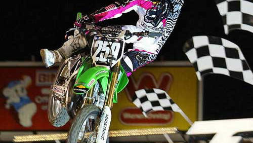 Reed, Stewart take Daytona victories.