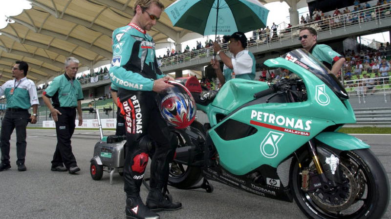 Foggy thrills F1 fans at Sepang.