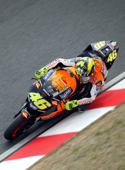 Rossi wins at Suzuka, Ducati on podium.