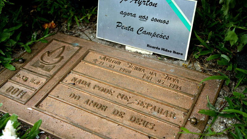 Lewis Hamilton visits grave of F1 hero Senna