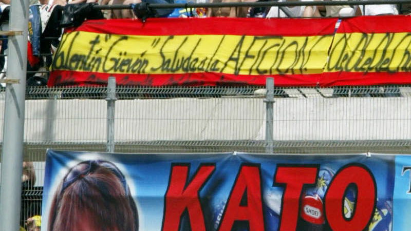 Thousands honour Kato at Memorial Day.