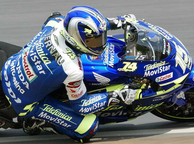 Gibernau defeats Rossi in photo finish.