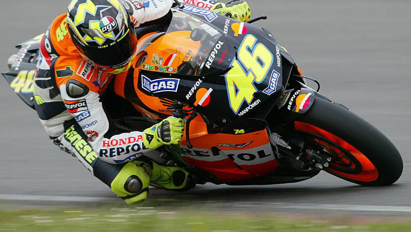 Bayliss frightens Rossi in Donington practice.