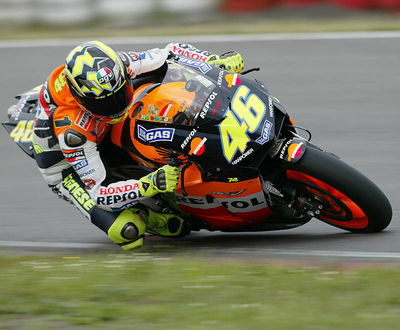 Bayliss frightens Rossi in Donington practice.