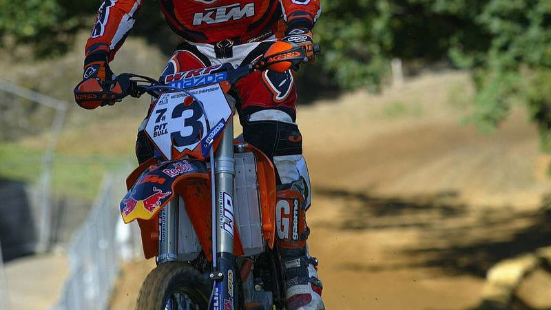 Smets pushes Everts to the end.
