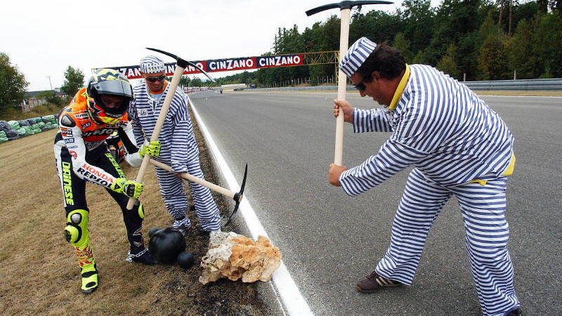 Rossi beats Sete with seven-year-old move.