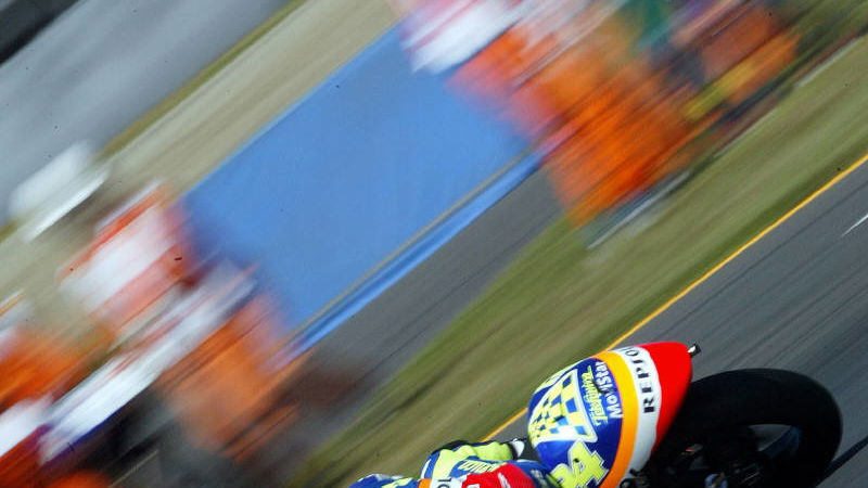 Elias walks to 250cc Motegi victory.