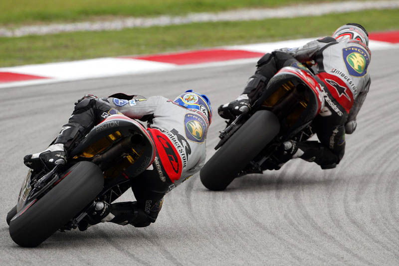 Elias disappears to 250cc victory.