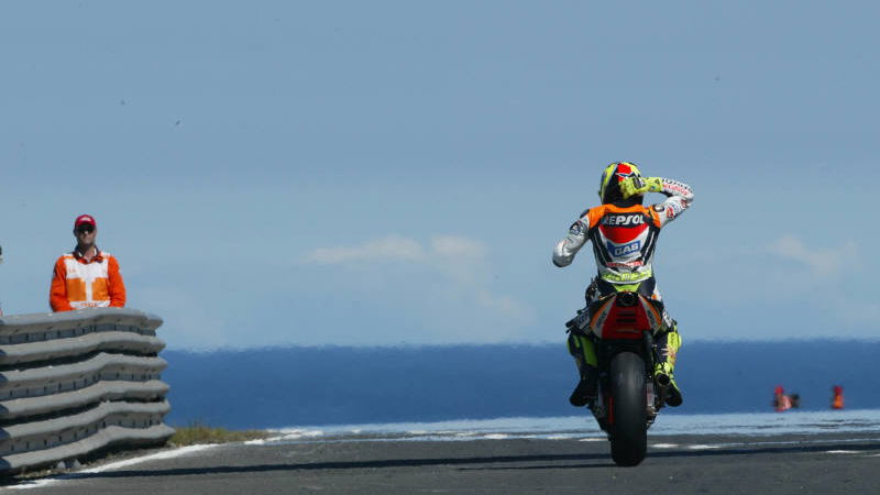 Rossi rides away with Phillip Island pole.