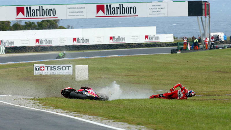 Pictures: Bayliss crashes out.