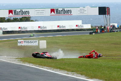 Pictures: Bayliss crashes out.