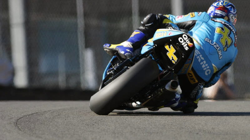 Reynolds stays at Suzuki, eyes 2004 title.