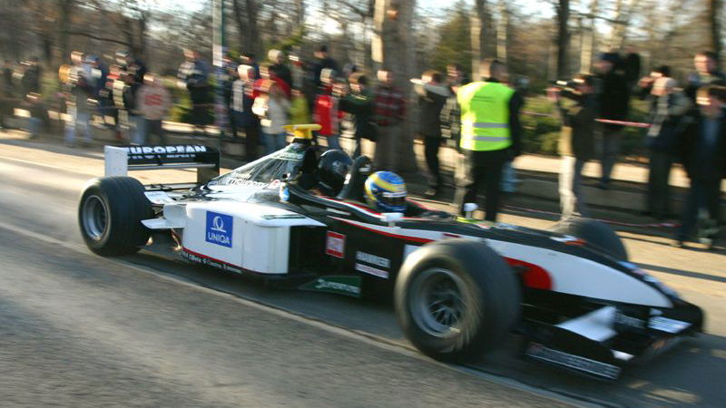 Minardi F1x2 woes crowds in London.