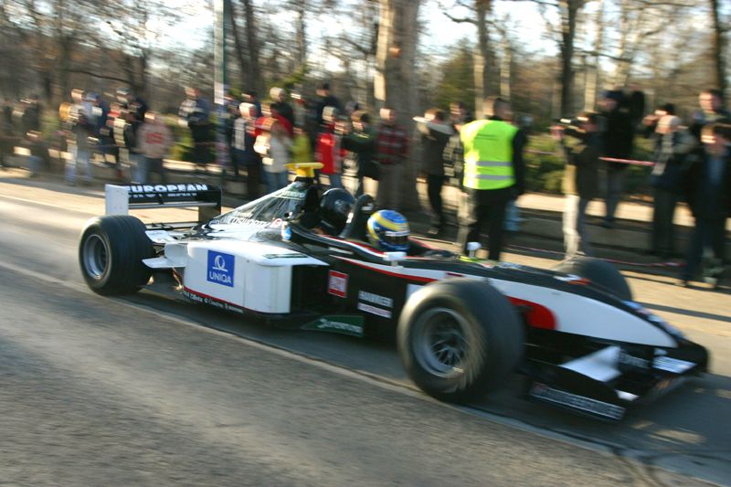 Minardi to promote Trilly LED safety triangle.