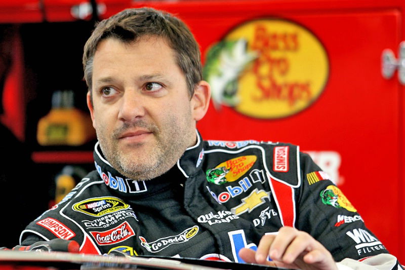 Martin Truex Jr. to race with broken wrist