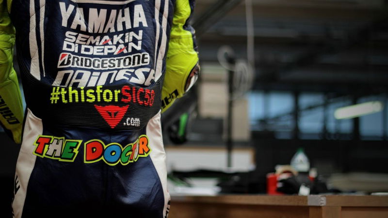 PIC: Rossi leathers pay tribute to Marco Simoncelli