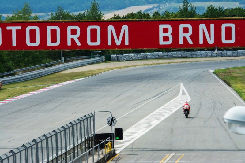 Andrea Dovizioso re-signs for Ducati