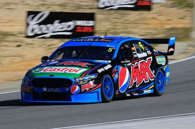 Lowndes eases to race one victory at Tasmania