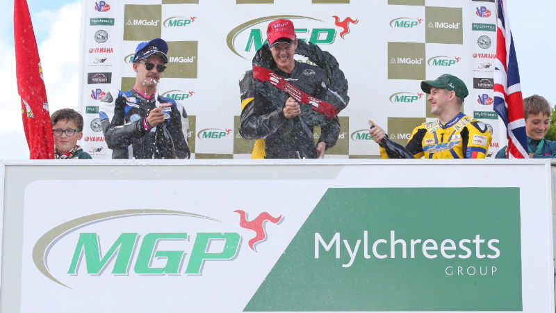 Manx Grand Prix: Redmayne edges thrilling Junior race