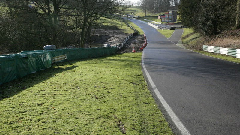 Cadwell Park extends Barn Corner run-off