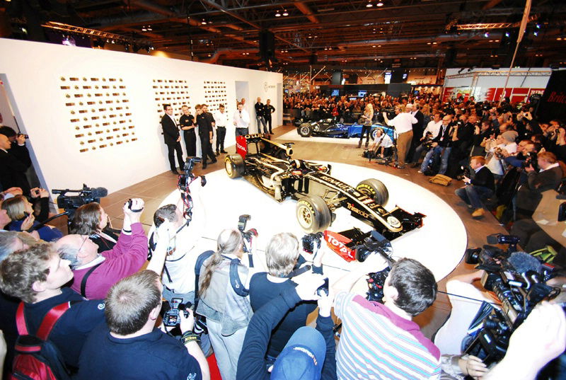 Mercedes shun Marko's claim they are chasing Vettel