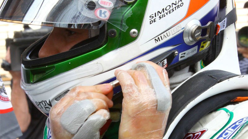 De Silvestro tries her hands in practice