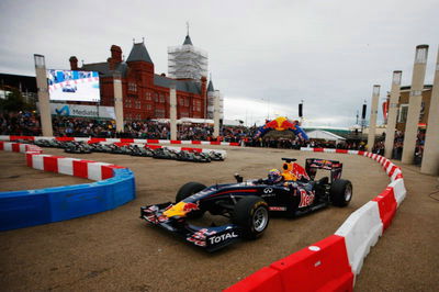 Webber brings F1 snapshot to streets of Cardiff