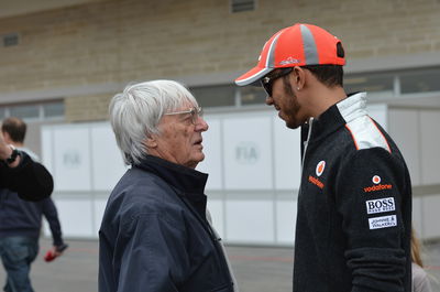  - Bernie Ecclestone ( GBR), Presiden dan CEO Manajemen Formula Satu dengan Lewis Hamilton (GBR) McLaren Mercedes