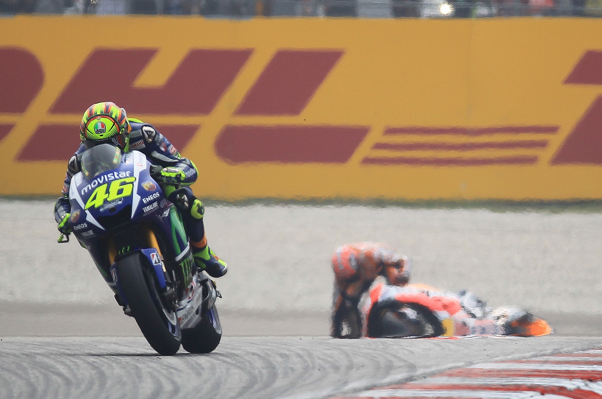 Marquez crashes behind Rossi, Malaysian MotoGP