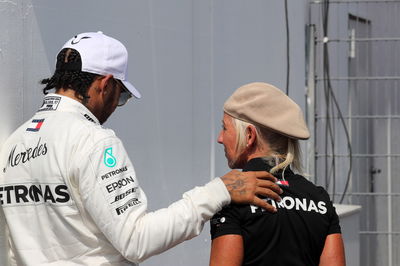  - Qualifying, Lewis Hamilton (GBR) Mercedes AMG F1 W10 pole position with Angela Cullen (NZL) Mercedes AMG F1