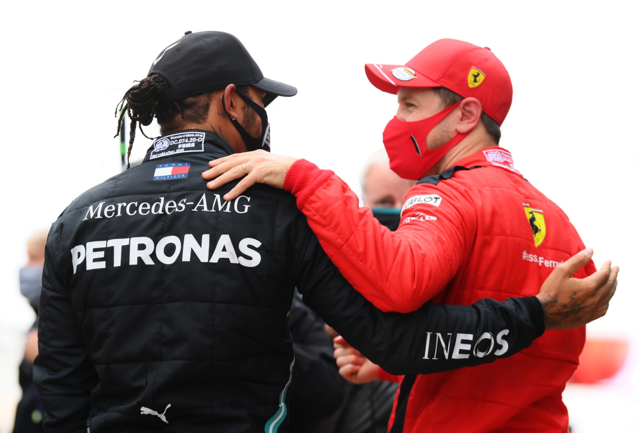 (L ke R ): Pemenang lomba dan Juara Dunia Lewis Hamilton (GBR) Mercedes AMG F1 merayakan dengan Sebastian Vettel (GER) Ferrari