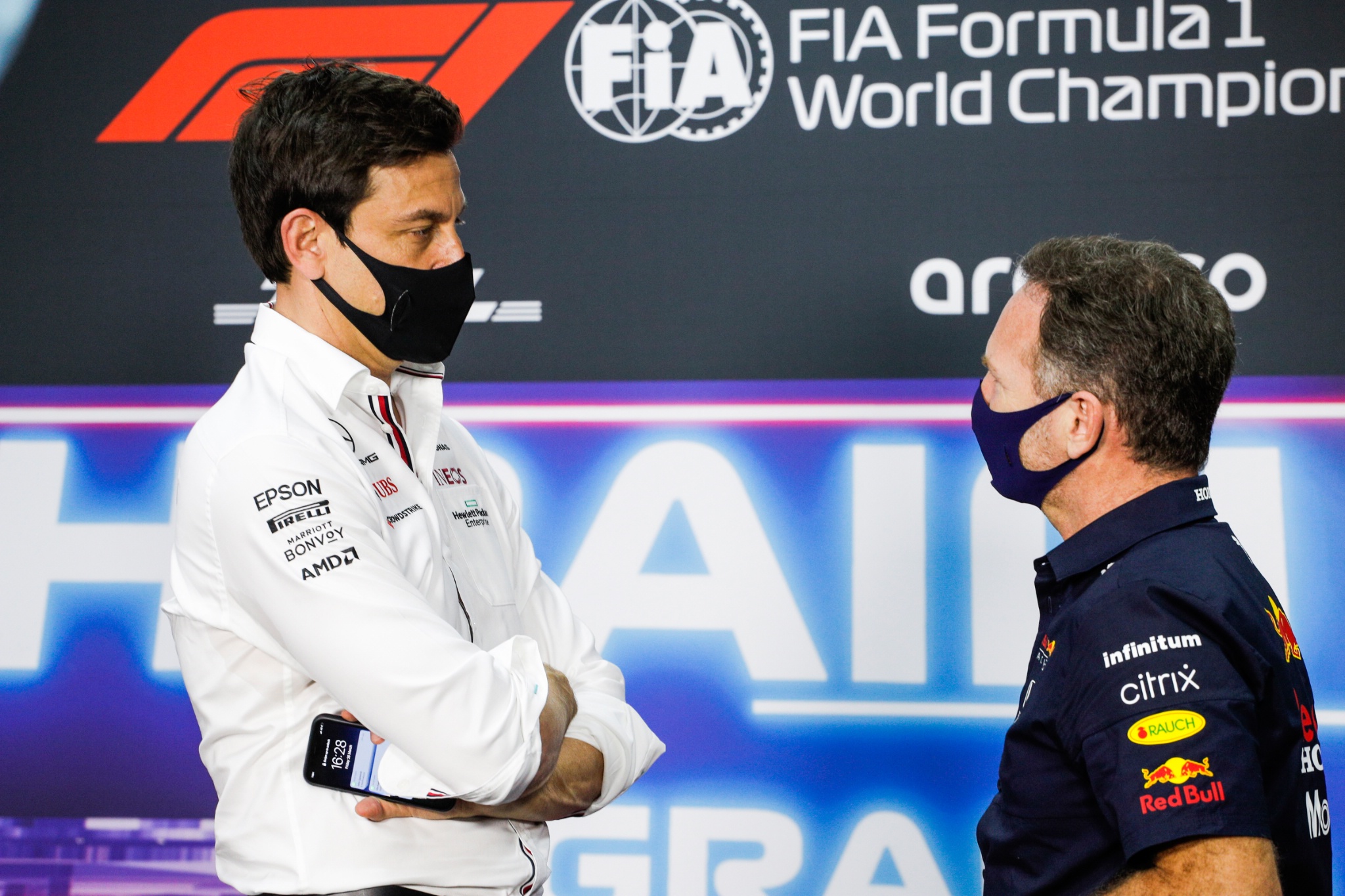 (L ke R ): Toto Wolff (GER) Pemegang Saham dan Direktur Eksekutif Mercedes AMG F1 dan Christian Horner (GBR) Red Bull Racing