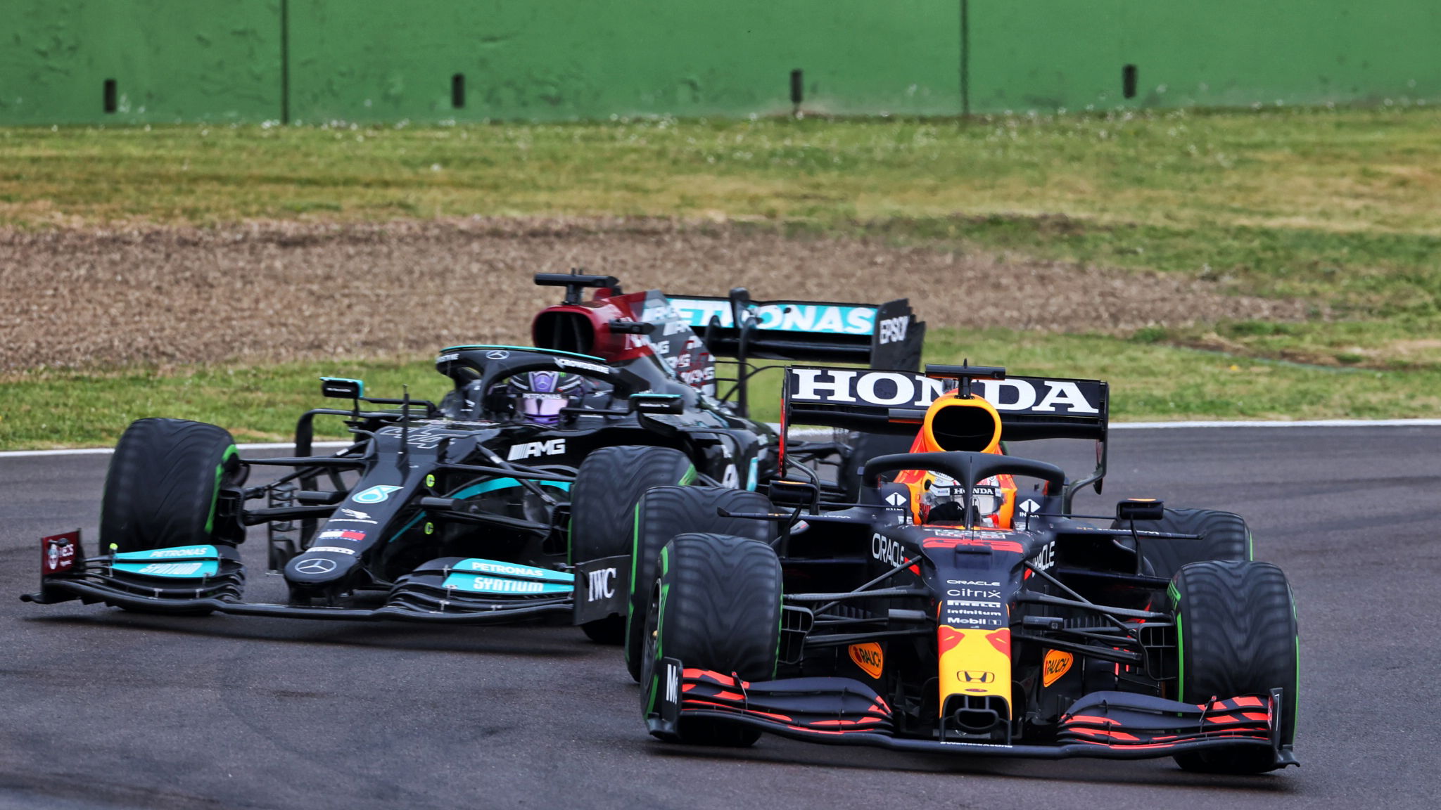 Max Verstappen (NLD) Red Bull Racing RB16B leads Lewis Hamilton (GBR) Mercedes AMG F1