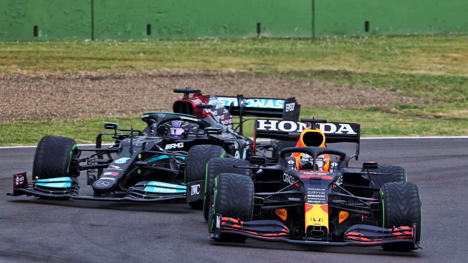 Max Verstappen (NLD) Red Bull Racing RB16B leads Lewis Hamilton (GBR) Mercedes AMG F1