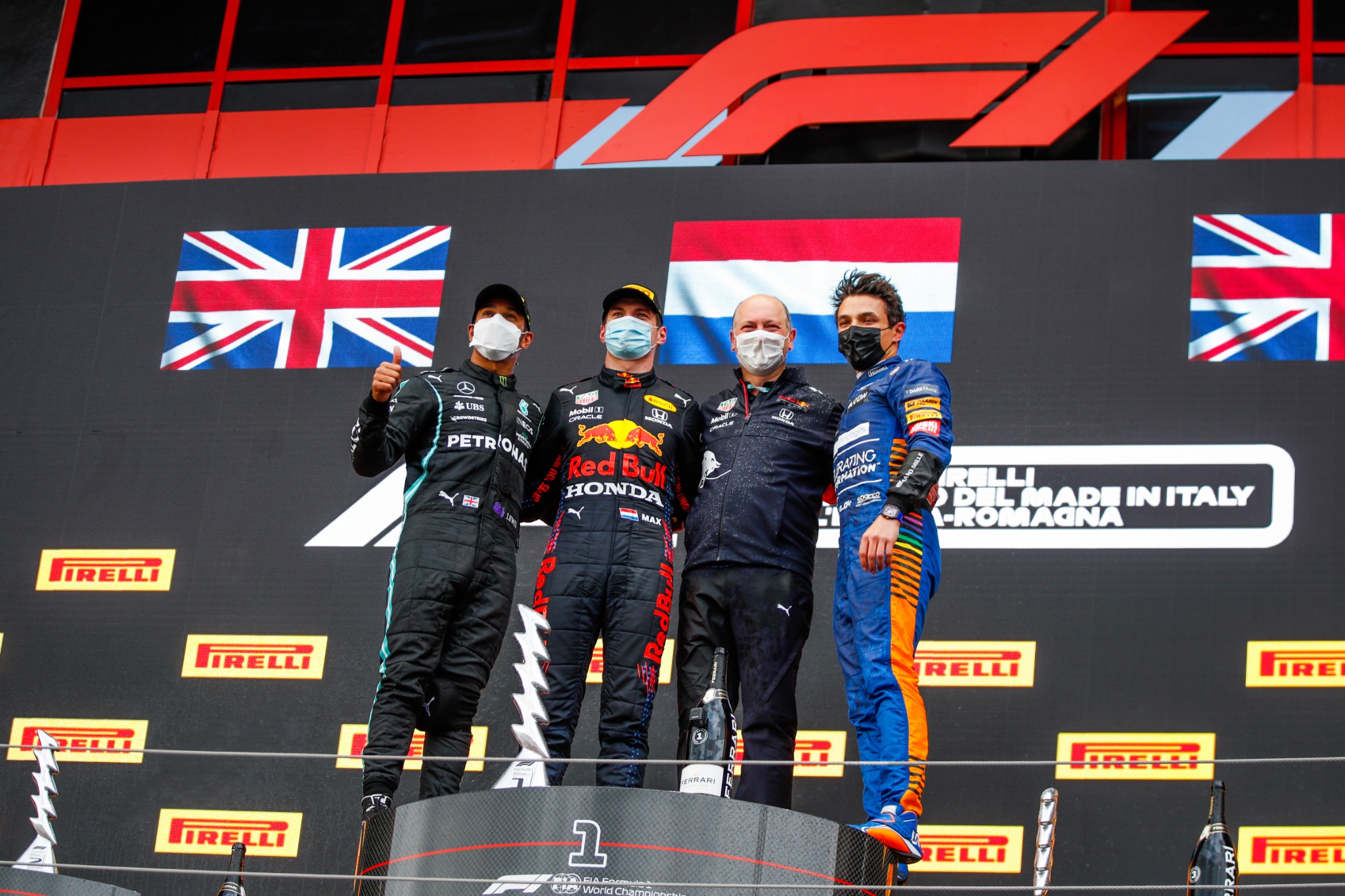 Podium (L ke Kanan): Lewis Hamilton (GBR) Mercedes AMG F1, kedua; Max Verstappen (NLD) Red Bull Racing, pemenang balapan; Karl